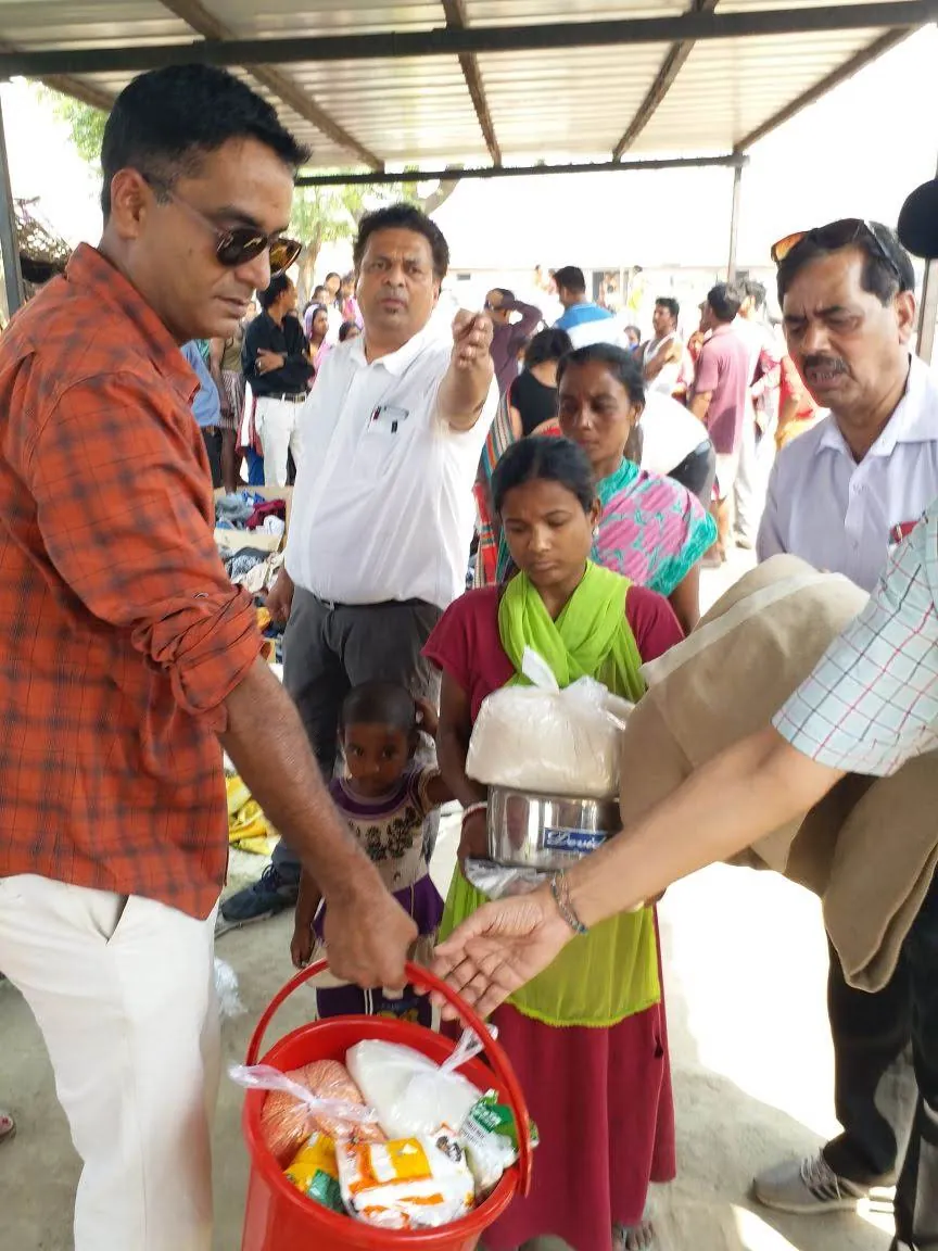 Supporting a family during a community distribution programme.